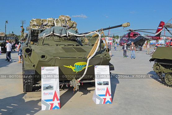 Боевая машина десанта БМД-2 "Будка" с парашютом на Международном военно-техническом форуме "Армия-2015". Кубинка, военно-патриотический парк "Патриот" Редакционное фото, фотограф Игорь Долгов / Фотобанк Лори