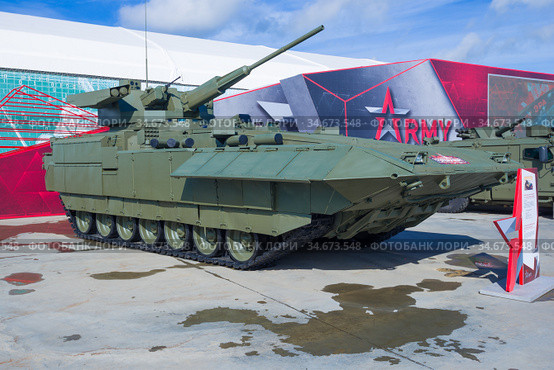 Боевая машина пехоты "Армата" Т-15 с боевым модулем "Кинжал" на военном международном форуме "Армия-2020" . Парк Патриот, Московская область. Редакционное фото, фотограф Виктор Карасев / Фотобанк Лори