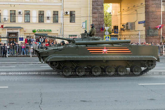 Боевая машина пехоты БМП-3 на ночной репетиции парада в честь 71-ой годовщины Победы в Великой Отечественной войне. Москва, 2016. Редакционное фото, фотограф Алексей Бок / Фотобанк Лори