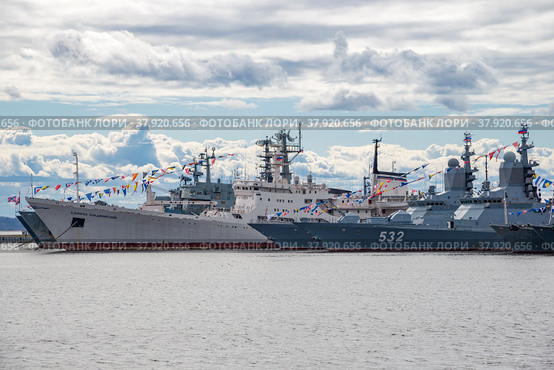 Боевые корабли Балтийского флота в гавани. Кронштадт (2022 год). Редакционное фото, фотограф Анна Карасева / Фотобанк Лори