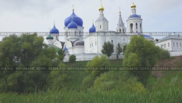 Боголюбский монастырь Рождества Богородицы c XIX века в честь явления Боголюбской иконы Божией Матери — женский православный монастырь в посёлке Боголюбово Суздальского района Владимирской области ,Владимирская и Суздальская епархия Русской православной церкви. Стоковое видео, видеограф Куликов Константин / Фотобанк Лори