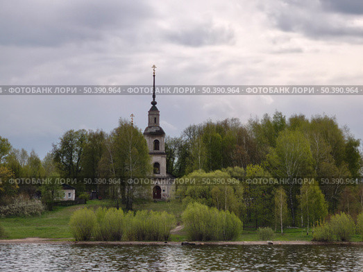 Богоявленская церковь на берегу Волги в Калязине. Редакционное фото, фотограф Мария Сергеева / Фотобанк Лори