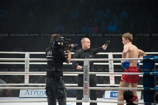Бой на турнире промоушена FIGHT NIGHTS - "Битва 15". Рефери начинает отсчет. Репортаж (2014 год). Редакционное фото, фотограф Pukhov K / Фотобанк Лори