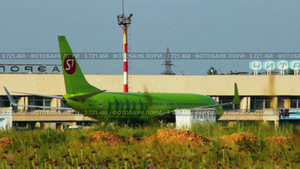 Боинг 737-800 рулит по аэропорту (2012 год). Редакционное видео, видеограф Евгений / Фотобанк Лори
