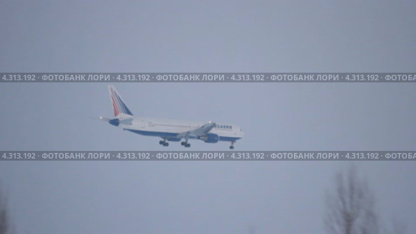 Боинг 767-300 (Boeing 767), авиакомпания Трансаэро (Transaero). Посадка в аэропорту Уфа (2013 год). Редакционное видео, видеограф Mikhail Erguine / Фотобанк Лори