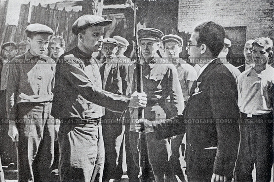 Бойцы народного ополчения получают оружие. Москва, 1941 год. Редакционное фото, фотограф Сергей Елизарьев / Фотобанк Лори