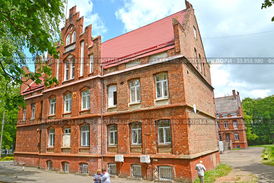 Боковой фасад центральной городской больницы (бывший Дом бедняков,1908 год). Советск, улица 9 Января, 13. Калининградская область (2019 год). Редакционное фото, фотограф Ирина Борсученко / Фотобанк Лори