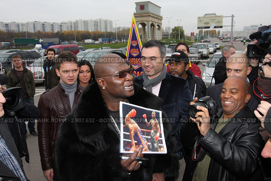Боксёр Джеймс Тони, пресс-конференция в "Крокус Экспо" (2011 год). Редакционное фото, фотограф Дмитрий Неумоин / Фотобанк Лори