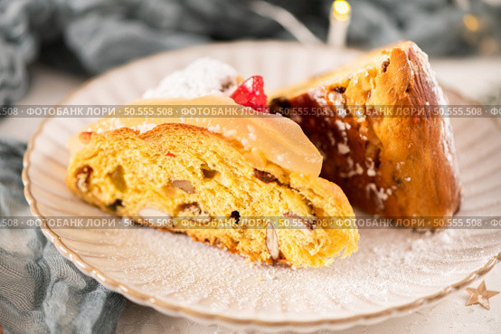 Bolo do Rei or King’s Cake, Made for Christmas, Carnavale or Mardi Gras with Christmas season elements in Background. Стоковое фото, агентство Ingram Publishing / Фотобанк Лори