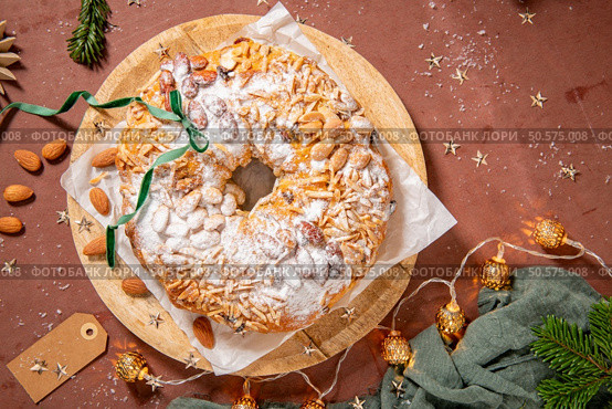Bolo Rainha, a festive ring cake adorned with almonds and powdered sugar, ready to celebrate the season. Стоковое фото, агентство Ingram Publishing / Фотобанк Лори
