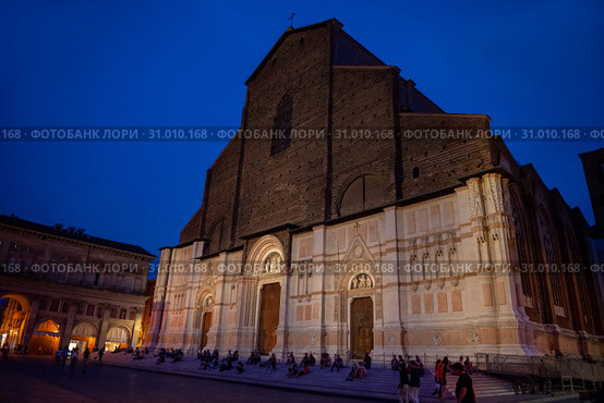 Болонья. Италия. Храм La Basilica di San Petronio на площади Пьяцца Маджоре (2018 год). Стоковое фото, фотограф Арестов Андрей Павлович / Фотобанк Лори