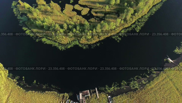Болотистый берег реки с деревянными мостками к воде, вид сверху. Карелия. Стоковое видео, видеограф Кекяляйнен Андрей / Фотобанк Лори