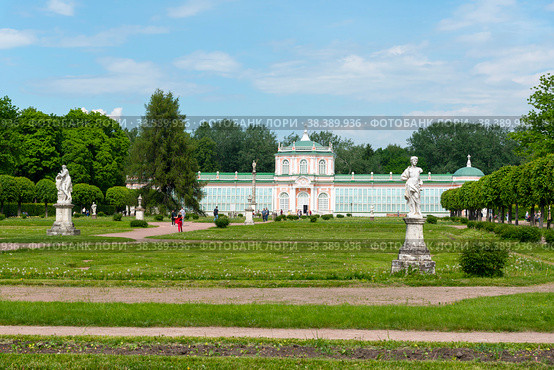 Большая каменная оранжерея (1761—1763). Усадьба Кусково. Партер. Москва (2019 год). Редакционное фото, фотограф Александр Щепин / Фотобанк Лори