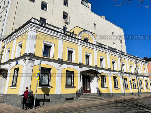 Большая Никитская улица, 20/1с1. Дом причта, трапезная, воскресная школа храма Малое Вознесение. Россия, город Москва (2022 год). Редакционное фото, фотограф Овчинникова Ирина / Фотобанк Лори