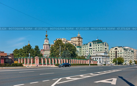 Bolshaya Yakimanka, view of modern houses and the Church of St. John the Warrior on Yakimanka, 1704-1713, cityscape: Moscow, Russia - August 17, 2022. Редакционное фото, фотограф Алексей Голованов / Фотобанк Лори