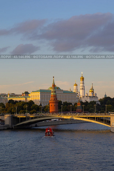 Большой Каменный мост и Большой Кремлёвский дворец,  Москва (2023 год). Стоковое фото, фотограф Константин Галактионов / Фотобанк Лори