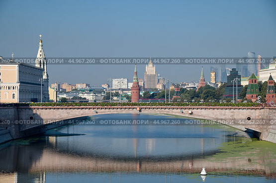 Большой Москворецкий мост через Москву-реку. Москва, Россия (2024 год). Редакционное фото, фотограф Елена Коромыслова / Фотобанк Лори
