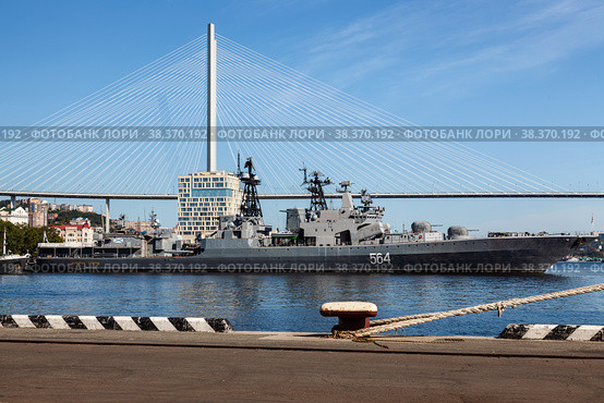Большой противолодочный корабль "Адмирал Трибуц" у причала во Владивостоке. Россия (2013 год). Редакционное фото, фотограф Наталья Волкова / Фотобанк Лори