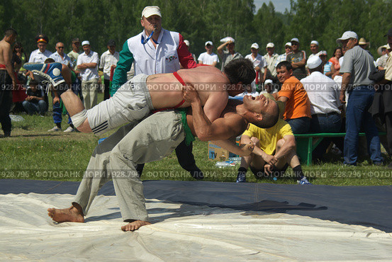 Борьба курэш, праздник сабантуй (2009 год). Редакционное фото, фотограф Талдыкин Юрий / Фотобанк Лори