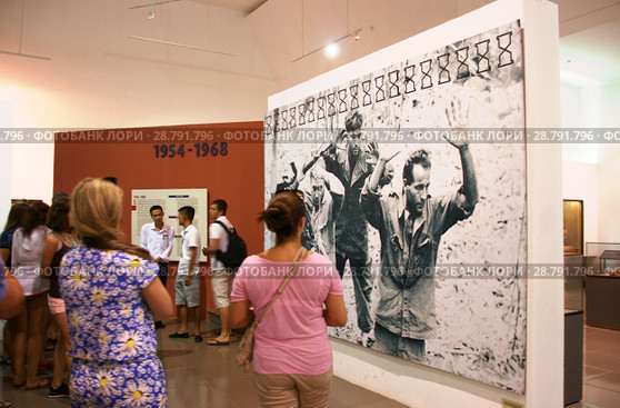 Борьба Вьетнама за независимость,1954-1968. Экскурсионная группа в Этнографическом музее. Вьетнам, провинция Даклак, город Буонметхуот (2015 год). Редакционное фото, фотограф Щеголева Ольга / Фотобанк Лори