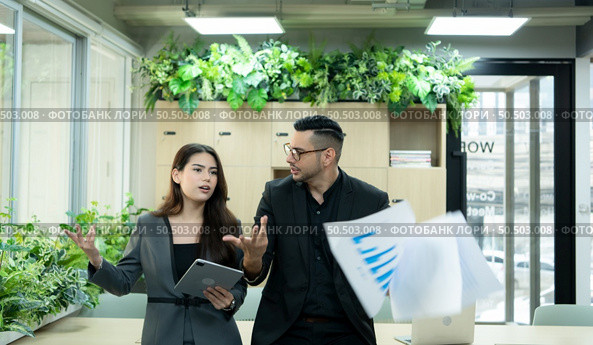 Boss and secretary with the stressful mood of a failed job and angry that the job failed again. Стоковое фото, агентство Ingram Publishing / Фотобанк Лори