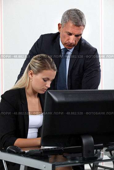 Boss explaining something to colleague. Стоковое фото, агентство Ingram Publishing / Фотобанк Лори
