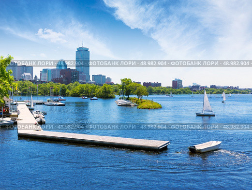 Boston sailboats of Charles River at The Esplanade in Massachusetts USA. Стоковое фото, агентство Ingram Publishing / Фотобанк Лори