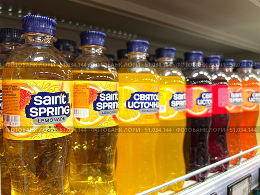 Bottles of Saint Spring lemonade and other flavors are lined up on a shelf. Russia. Moscow. 08.08.25. Редакционное фото, фотограф Ярославский Максим / Фотобанк Лори