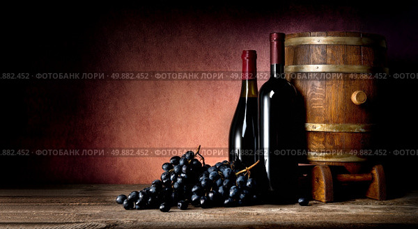 Bottles of wine with cask and grape. Стоковое фото, агентство Ingram Publishing / Фотобанк Лори