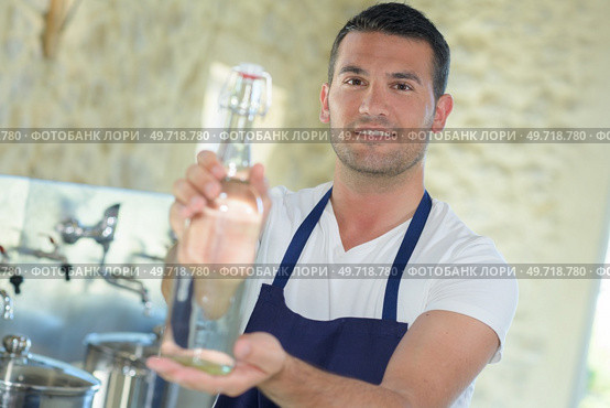 bottling employee showing bottle of lemonade. Стоковое фото, агентство Ingram Publishing / Фотобанк Лори