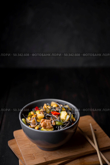 bowl noodles with vegetables chopsticks. Стоковое фото, агентство Ingram Publishing / Фотобанк Лори