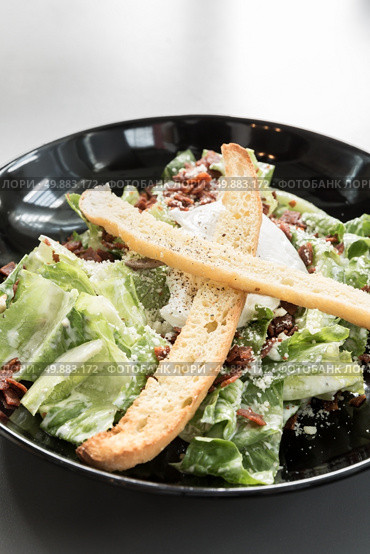bowl of green caesar salad . Стоковое фото, агентство Ingram Publishing / Фотобанк Лори