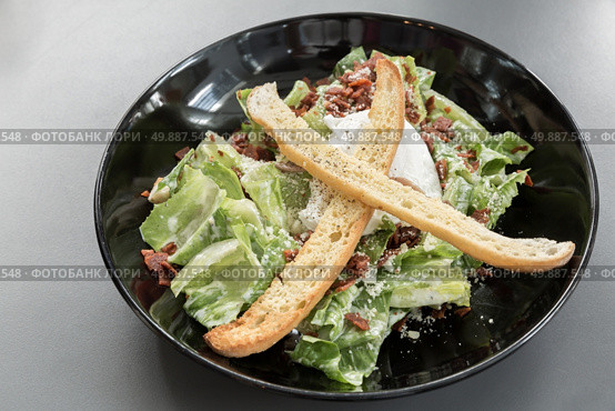 bowl of green caesar salad . Стоковое фото, агентство Ingram Publishing / Фотобанк Лори