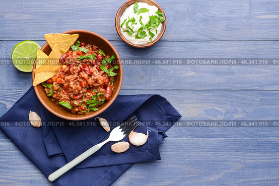 Bowl with tasty chili con carne on wooden table. Стоковое фото, фотограф Pixel_shot / Фотобанк Лори