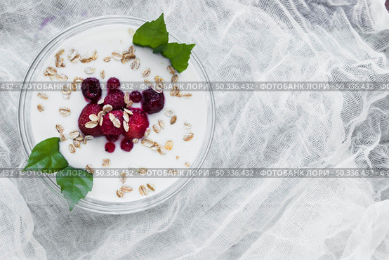 bowl with yogurt gauze. Стоковое фото, агентство Ingram Publishing / Фотобанк Лори