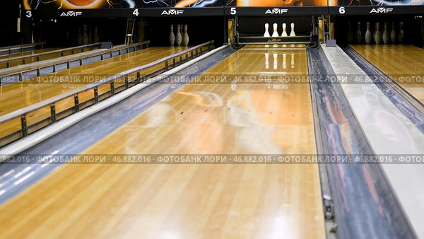 Bowling pins fly to the sides of a ball. Стоковое фото, фотограф David Kashakhi / Фотобанк Лори