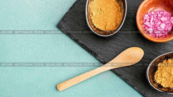 bowls with pigments powder. Стоковое фото, агентство Ingram Publishing / Фотобанк Лори