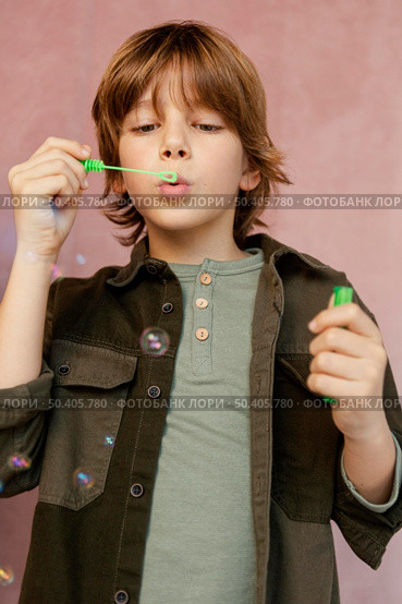 boy playing with soap bubbles. Стоковое фото, агентство Ingram Publishing / Фотобанк Лори