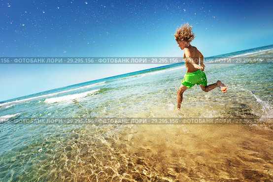 Boy running into the sea splashing and having fun. Стоковое фото, фотограф Сергей Новиков / Фотобанк Лори