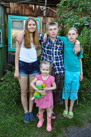 Брат в окружении сестер. Стоковое фото, фотограф Александр Тараканов / Фотобанк Лори