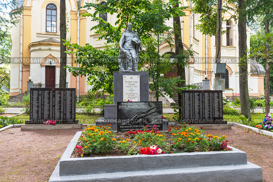 Братское захоронение советских воинов, погибших в 1941-1944 годах у собора Петра и Павла. Любань, Ленинградская область (2021 год). Редакционное фото, фотограф Александр Щепин / Фотобанк Лори