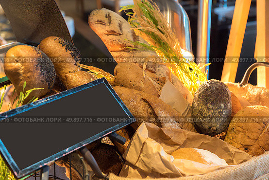 bread and rolls in wicker basket station in buffet line. Стоковое фото, агентство Ingram Publishing / Фотобанк Лори