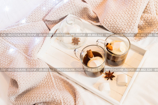 Breakfast in bed for two - tray with cup of coffee and sweet marshmallows, cozy hygge home style with scarf. Breakfast in bed. Стоковое фото, агентство Ingram Publishing / Фотобанк Лори