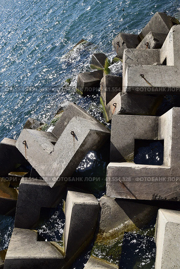 Breakwater of the rectangular stone figures. Стоковое фото, фотограф Леонид Еремейчук / Фотобанк Лори