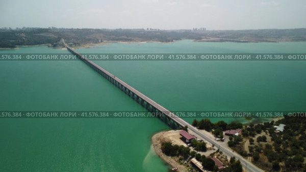 Bridge over a Lake Catalan and Passing Cars. Adana. Turkey (2023 год). Редакционное видео, видеограф ILIA GOROKHOV / Фотобанк Лори