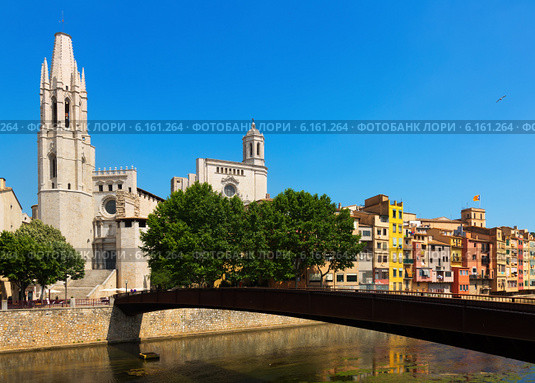 Bridge over Onyar and Collegiate Church with Gothic Cathedral (2014 год). Стоковое фото, фотограф Яков Филимонов / Фотобанк Лори