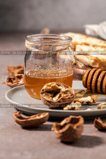 Brie type of cheese. Camembert cheese. Fresh sliced Brie cheese on a wooden tray with nuts, honey and leaves. Italian, French cheese. Стоковое фото, агентство Ingram Publishing / Фотобанк Лори