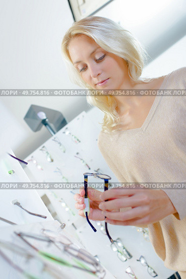 bright blonde tries on glasses. Стоковое фото, агентство Ingram Publishing / Фотобанк Лори