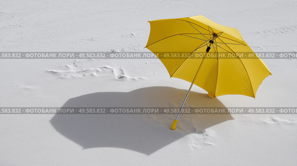Bright yellow umbrella stands alone on sandy beach with gentle shadows. Ярко-желтый зонтик стоит в одиночестве на песчаном пляже с мягкими тенями. Стоковое AI-изображение, AI-художник Katsiaryna Repich / Фотобанк Лори