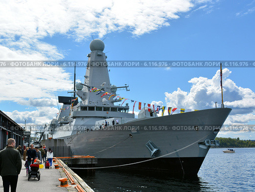 Британский эскадренный миноносец  HMS Duncan - новейший миноносец (на праздновании 200 -летия конституции Норвегии, Осло) (2014 год). Редакционное фото, фотограф Николай Гусев / Фотобанк Лори